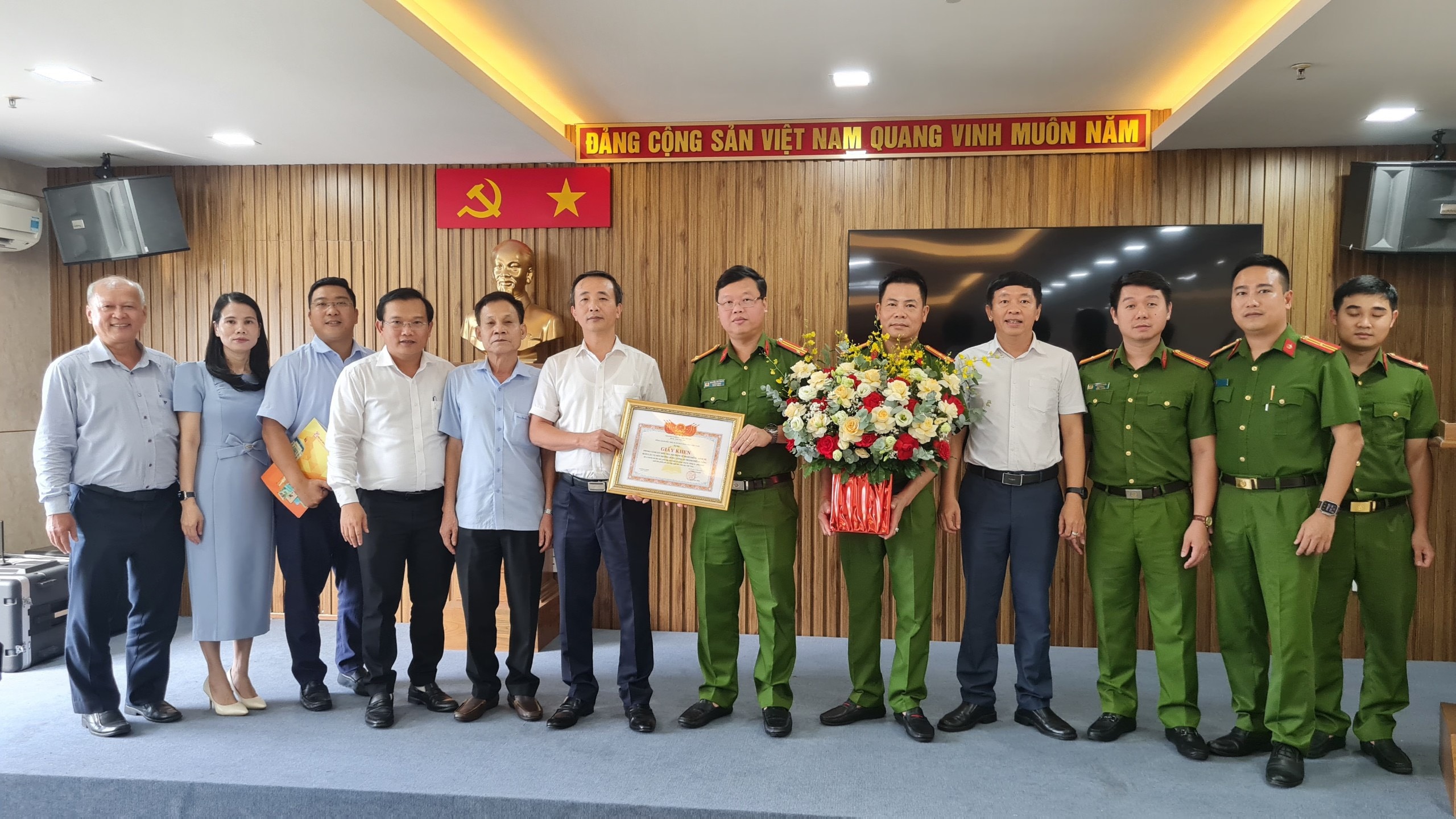 Bộ trưởng GDĐT tặng bằng khen Công an Đà Nẵng triệt phá đường dây sách giáo khoa giả - Ảnh 1.