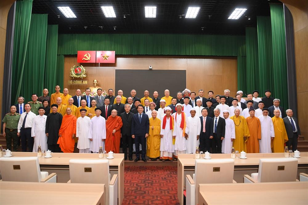 Bộ trưởng Lương Tam Quang với các đại biểu, chức sắc các tổ chức tôn giáo.