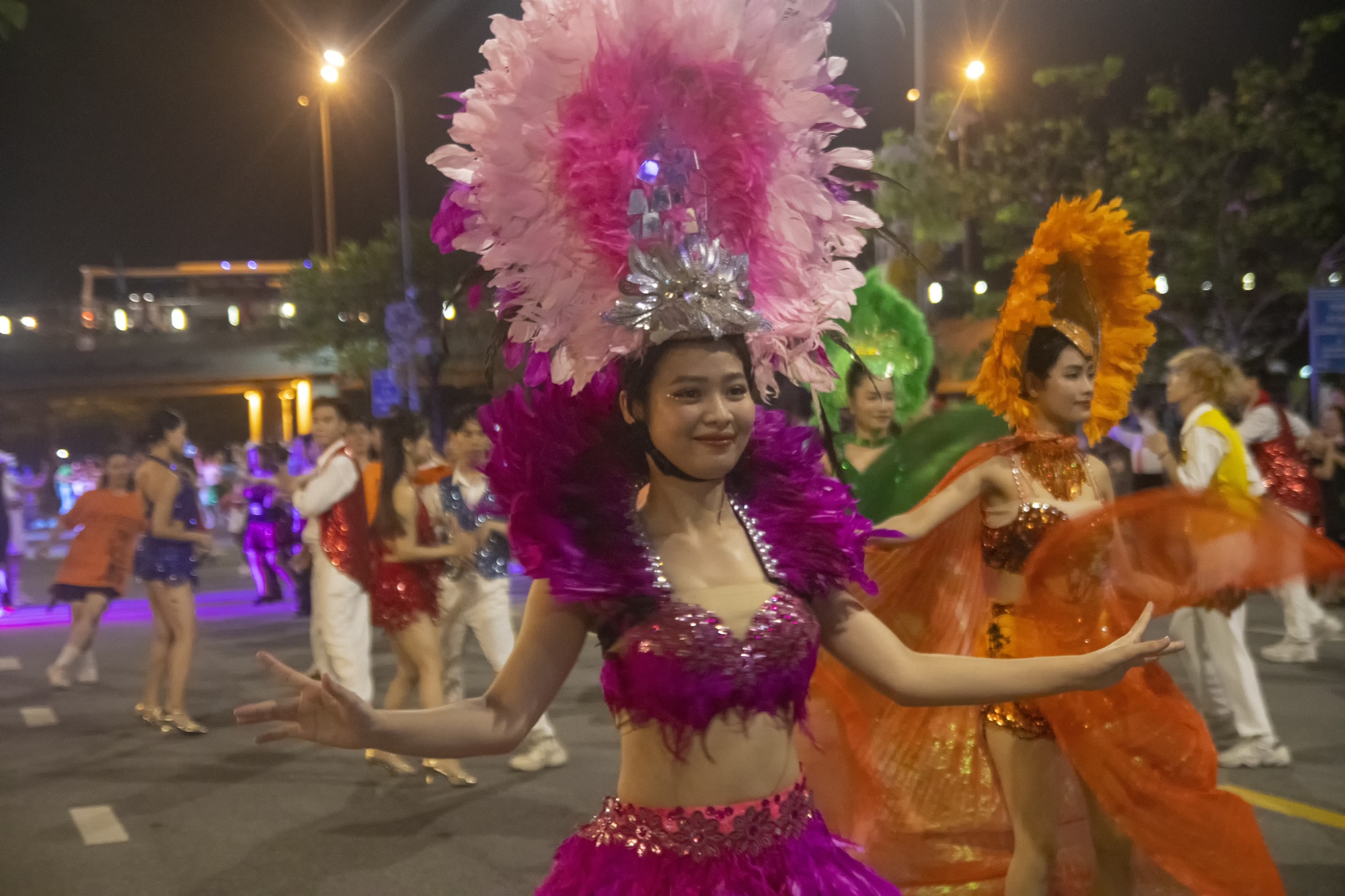 Hơn 300 vũ công và nghệ sĩ đường phố đã cống hiến những màn biểu diễn đầy sôi động - Ảnh: THANH NGUYÊN