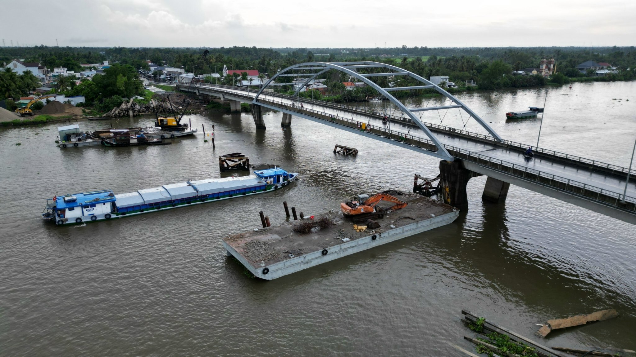 Vụ sà lan va biến dạng cầu Măng Thít: Cấm luồng phương tiện lưu thông để sửa chữa- Ảnh 1.