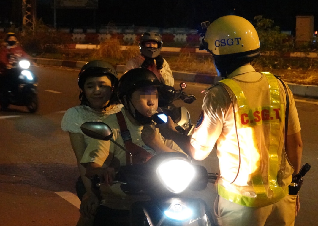 CSGT đo nồng độ cồn người lái xe máy khu vực gần cầu Sài Gòn, quận Bình Thạnh, TP.HCM - Ảnh: T.T.D.