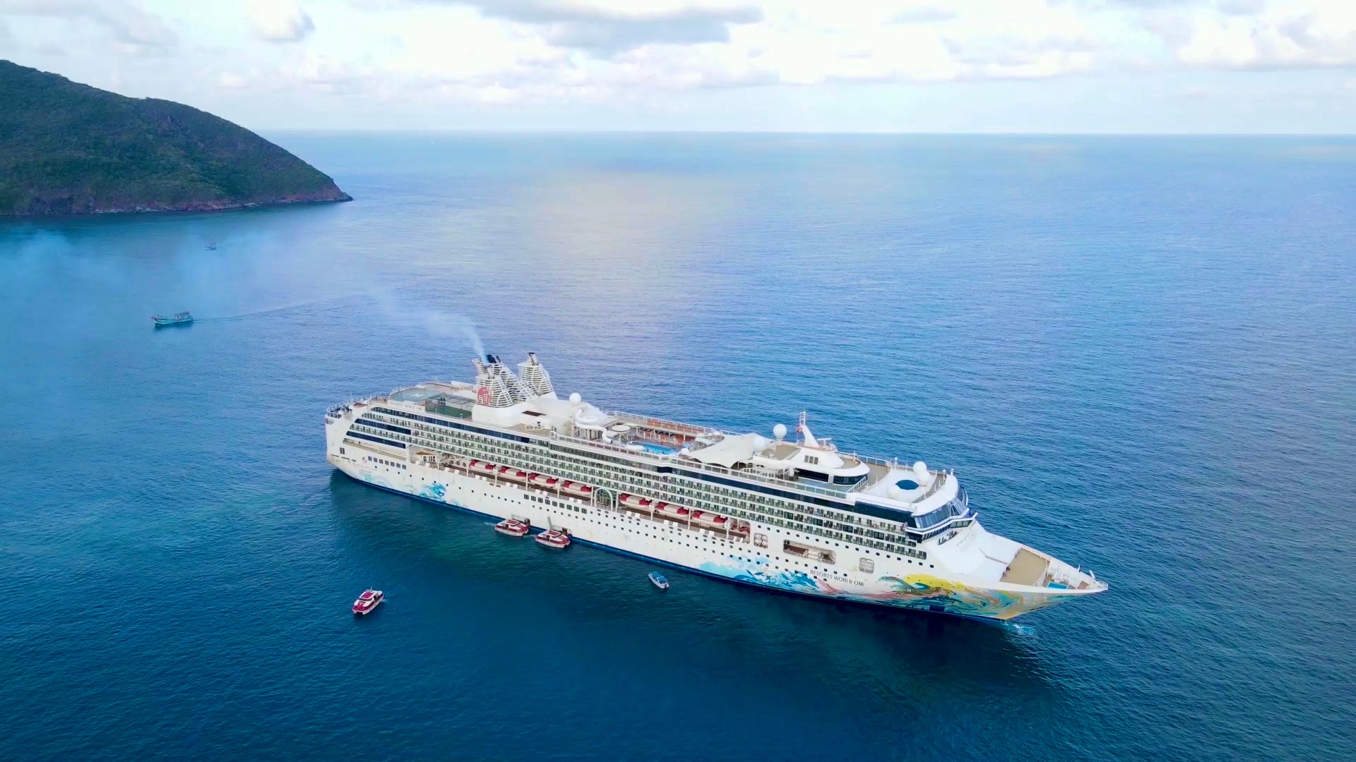 Cận cảnh siêu tàu biển đưa hơn 2.200 khách quốc tế đến Côn Đảo và TP HCM- Ảnh 1.