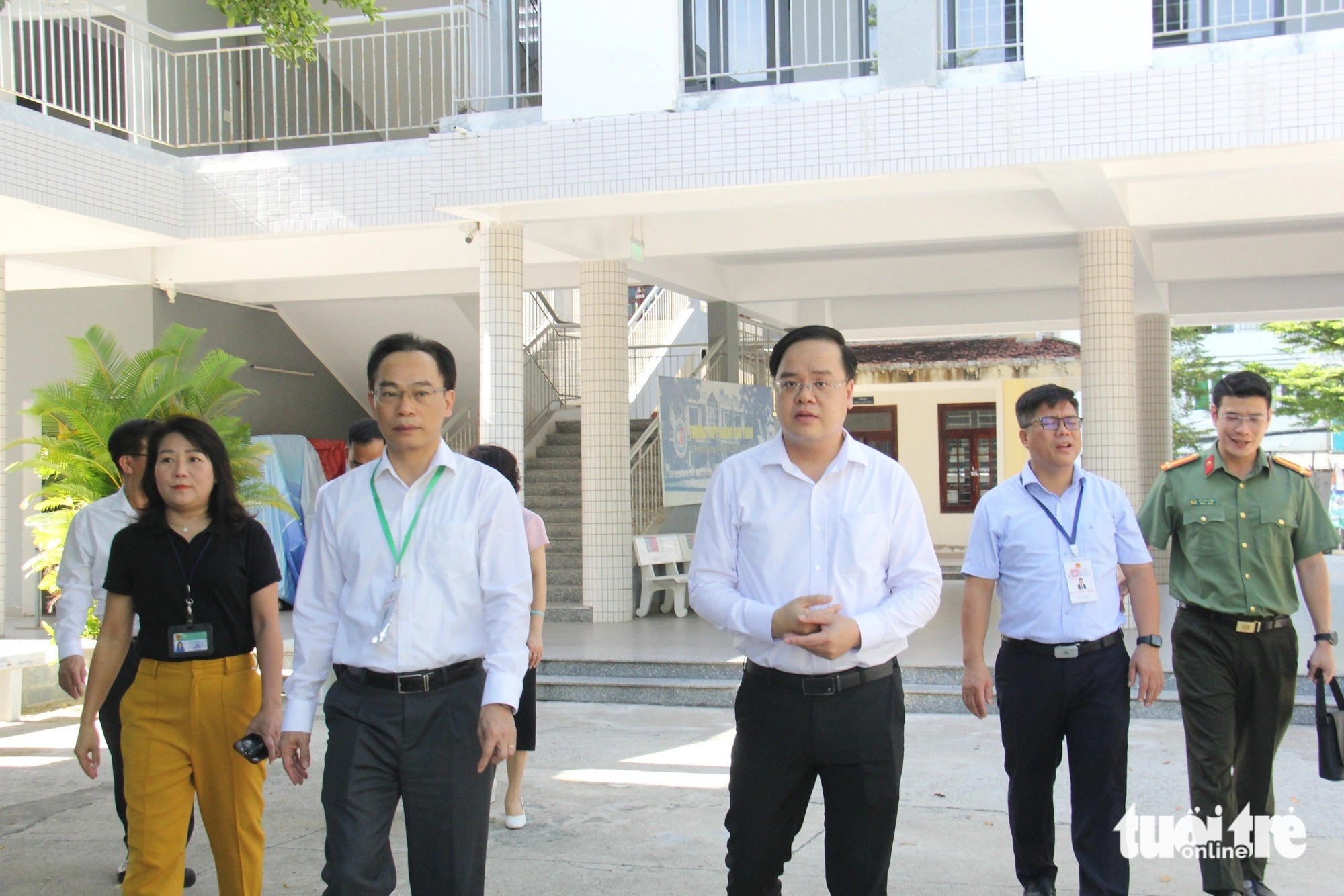 Thứ trưởng Bộ Giáo dục và Đào tạo Hoàng Minh Sơn (thứ 2 từ trái) kiểm tra công tác chuẩn bị thi tốt nghiệp THPT 2024 tại điểm thi Trường THPT Hoàng Hoa Thám, Đà Nẵng - Ảnh: ĐOÀN NHẠN