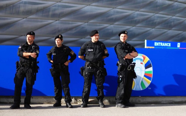 Cảnh sát Đức gồng mình chống nạn nhập cảnh trái phép mùa EURO ảnh 1