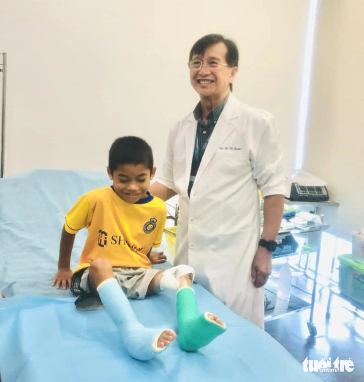 Giáo sư, bác sĩ Rene Esser phẫu thuật miễn phí cho em Hồ Thanh Lâm - Ảnh: NGUYỄN BÌNH NAM