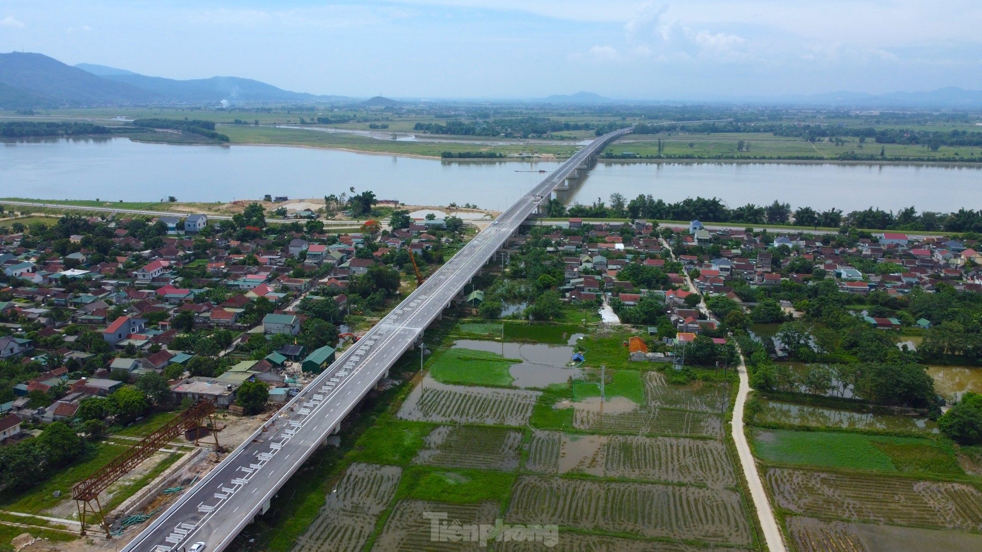 Cầu vượt sông dài nhất cao tốc Bắc - Nam trước ngày thông xe ảnh 1