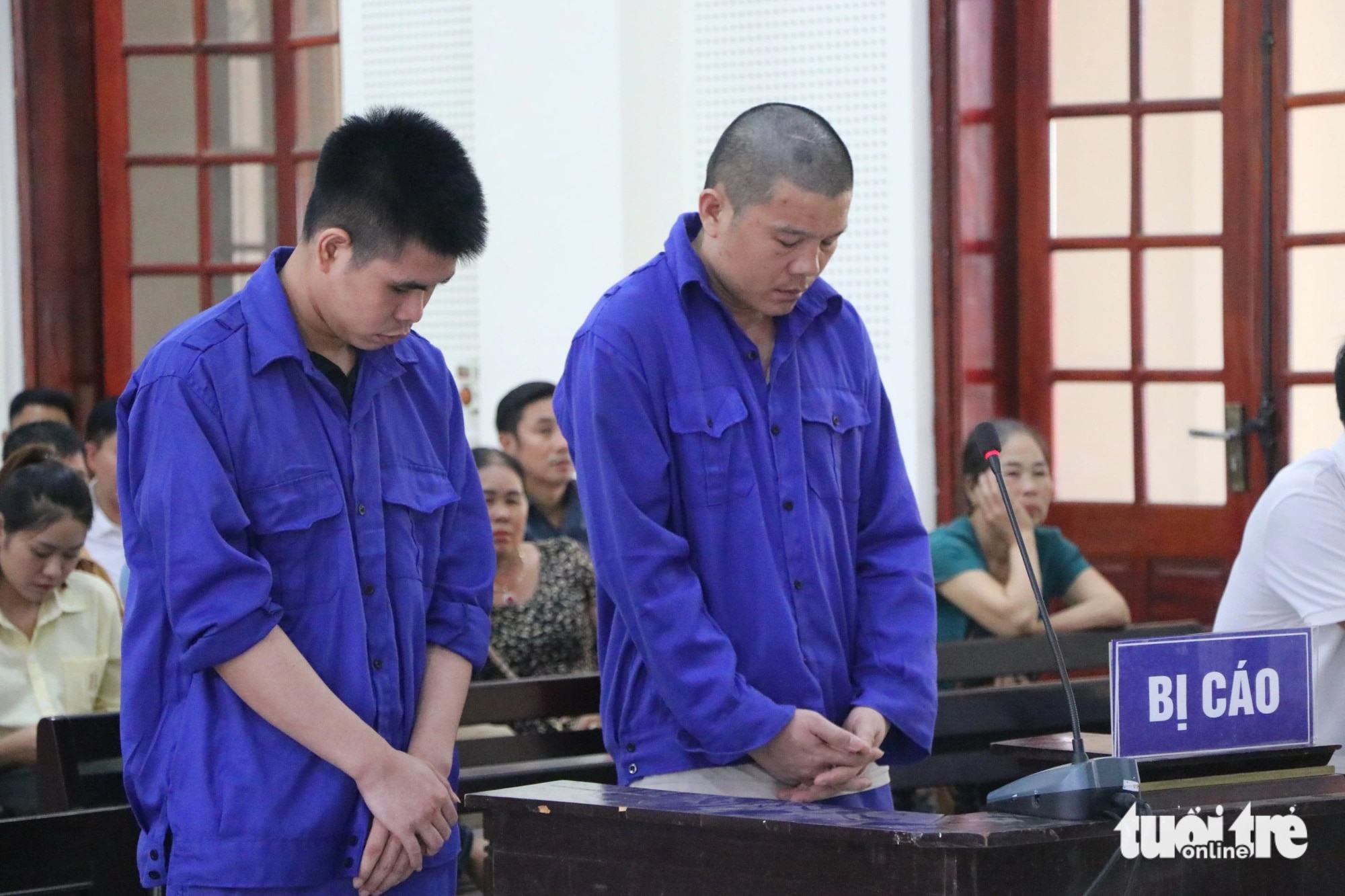 Hại bị cáo Sáng và Hiếu tại phiên tòa ngày 26-6 - Ảnh: DOÃN HÒA