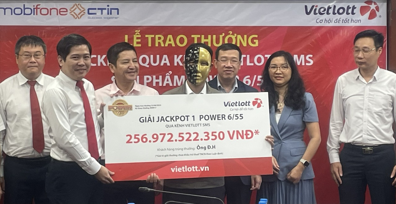 Một người chơi nhận thưởng của Vietlott - Ảnh: Vietlott