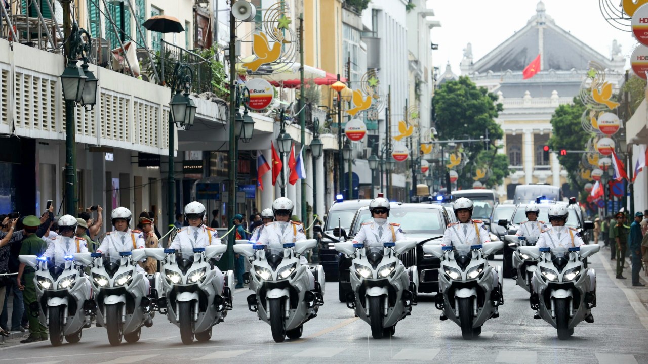 Chi tiết dàn xe đặc chủng hộ tống Tổng thống Nga Putin khi thăm Việt Nam ảnh 1