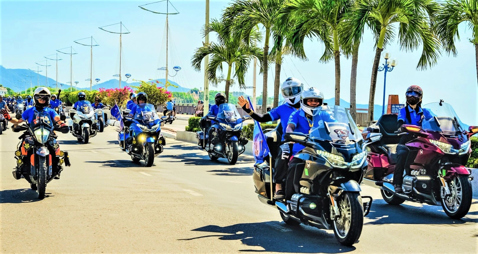 Thích thú dàn xe Jeep và mô tô Harley Davidson trên phố biển Nha Trang- Ảnh 1.