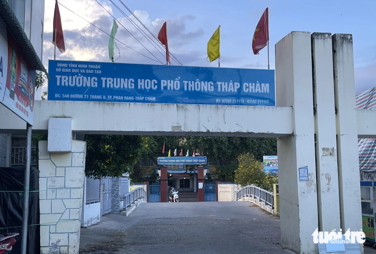 Chủ tịch UBND tỉnh Ninh Thuận yêu cầu xử lý triệt để, nghiêm minh các sai phạm xảy ra tại Trường THPT Tháp Chàm nơi ông Trần Đình Toản công tác - Ảnh: DUY NGỌC