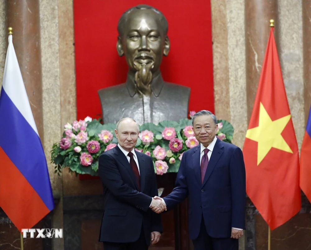Chủ tịch nước Tô Lâm và Tổng thống Liên bang Nga Vladimir Putin chụp ảnh chung. Ảnh: Nhan Sáng/TTXVN