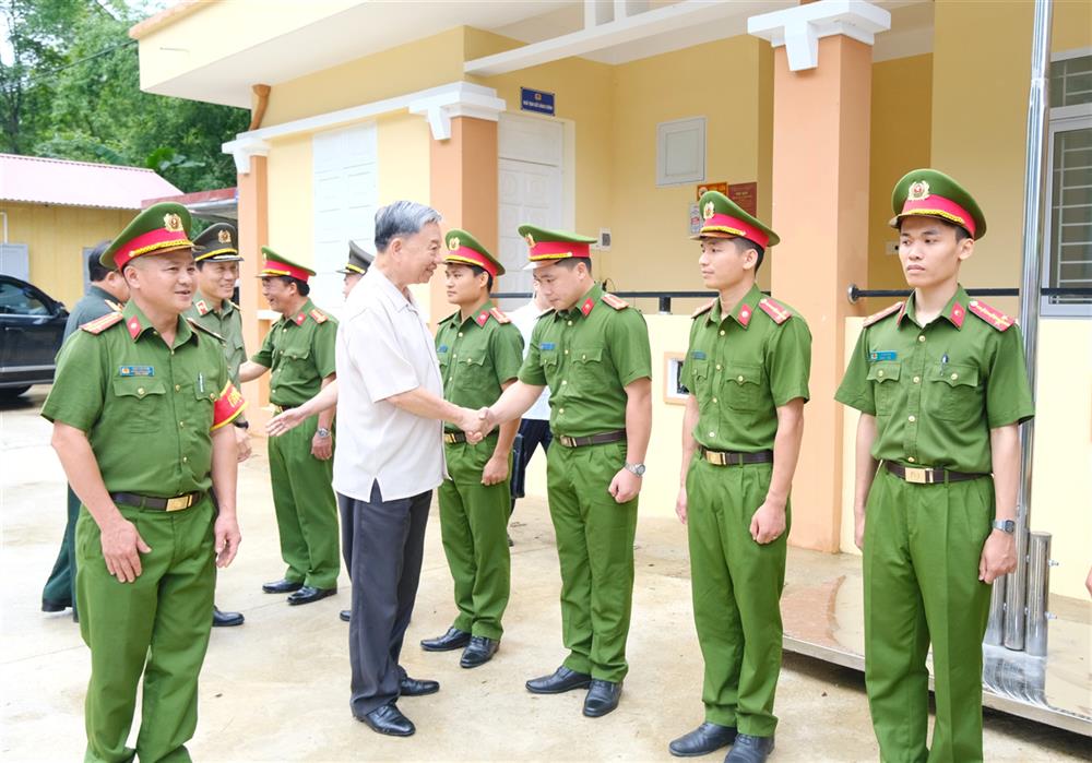 Công an xã Trường Hà đón Chủ tịch nước đến thăm 