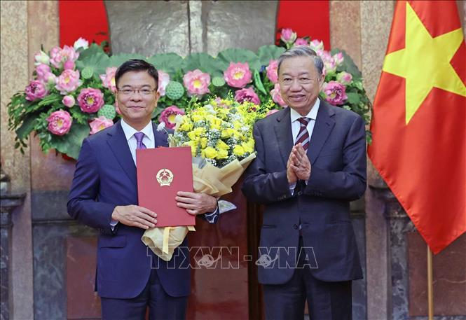 Chủ tịch nước Tô Lâm trao Quyết định bổ nhiệm cho Phó Thủ tướng Lê Thành Long. Ảnh: Nhan Sáng/TTXVN