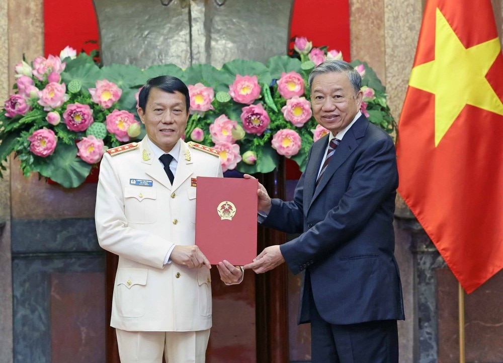 Chủ tịch nước Tô Lâm trao Quyết định bổ nhiệm cho Thượng tướng Lương Tam Quang, Bộ trưởng Bộ Công an. (Ảnh: Nhan Sáng/TTXVN)