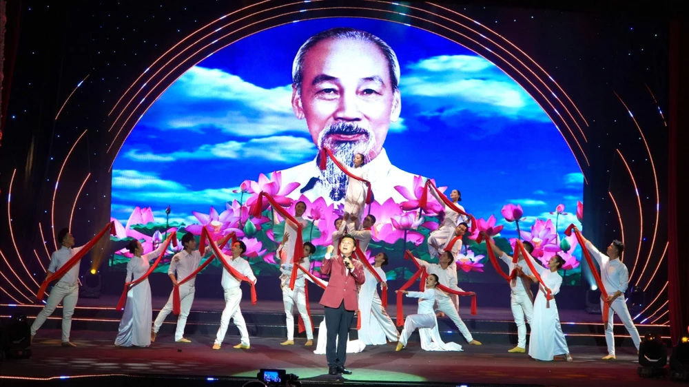 NSND Tạ Minh Tâm biểu diễn bài hát "Người là niềm tin tất thắng". Ảnh: HOÀNG HÙNG 