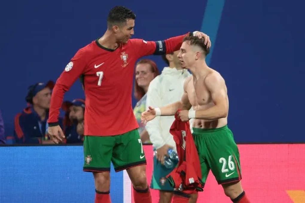 Chuyên gia khuyên Ronaldo nên an phận ngồi dự bị ở tuyển Bồ Đào Nha - 1