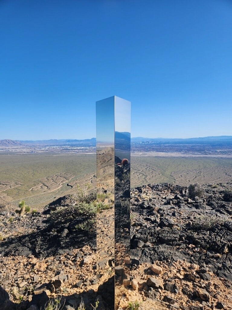 Công trình bí ẩn như 'cổng không gian' xuất hiện trên đỉnh núi Las Vegas- Ảnh 1.