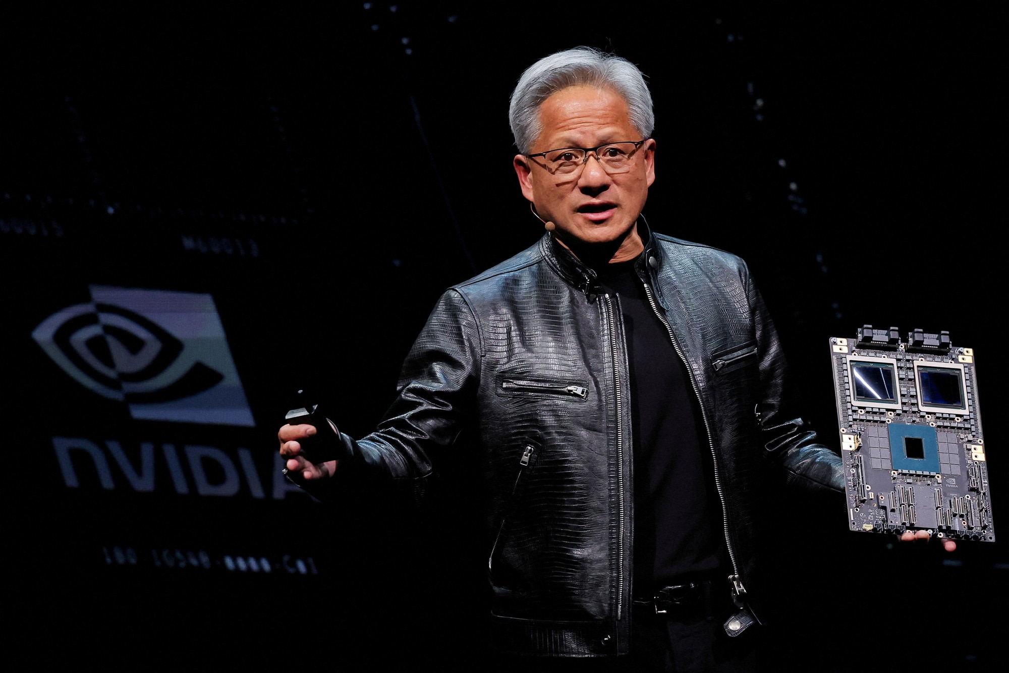 Giám đốc điều hành Jensen Huang của Nvidia lo các ông lớn công nghệ không đủ trung tâm dữ liệu để gắn chip AI - Ảnh: AFP