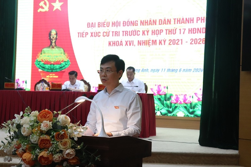 Đại biểu Đoàn Việt Cường trình bày tóm tắt kết quả phát triển kinh tế - xã hội của Thủ đô trong 6 tháng đầu năm 2024.