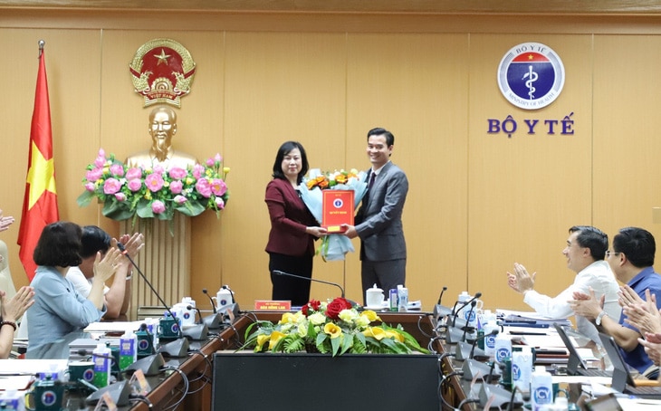 Bộ trưởng Đào Hồng Lan (bên trái) trao quyết định bổ nhiệm cho TS Chu Quốc Thịnh - Ảnh: BYT