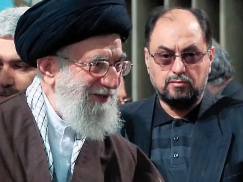 Ông Vahid Haghanian bên cạnh Lãnh đạo tối cao Iran Ali Khamenei trong một bức ảnh không ghi ngày tháng. (Nguồn: iranintl)