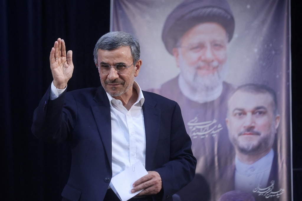 Cựu lãnh đạo Mahmoud Ahmadinejad đăng ký tranh cử Tổng thống Iran- Ảnh 1.