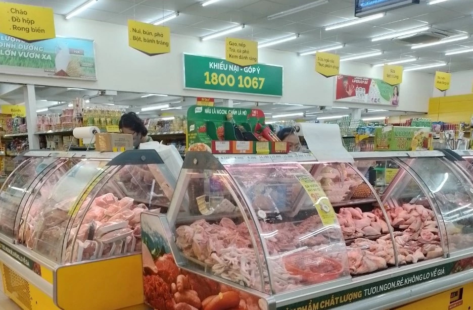Cửa hàng Bách hoá xanh trên đường Bùi Thị Xuân Đà Lạt bày bán rất nhiều mặt hàng thực phẩm dù đã bị Sở Công Thương Lâm Đồng yêu cầu không được tiếp tục bán. Ảnh chụp chiều ngày 1/6.