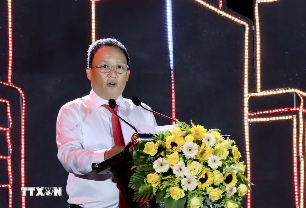 Chủ tịch UBND quận Hải Châu Lê Tự Gia Thạnh phát biểu khai trương phố đi bộ Bạch Đằng. (Ảnh: Trần Lê Lâm/TTXVN)