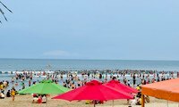 Nắng nóng, hàng nghìn người đổ về biển Đà Nẵng 'giải nhiệt'