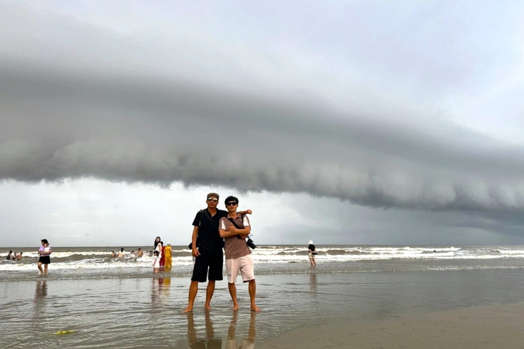Đám mây hình sóng thần trên bầu trời Sầm Sơn - 1