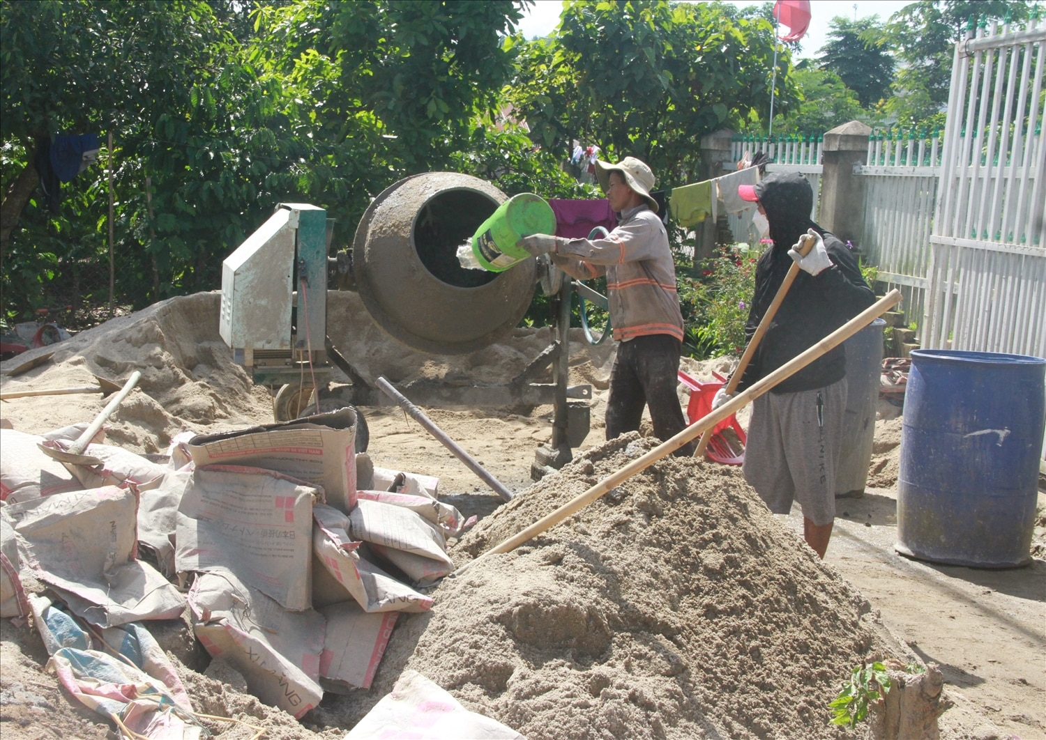 Tổ viên Tổ hợp tác Xây dựng buôn Tuor B, xã Dray Sáp thi công công trình nhà ở cho hộ dân trên địa bàn xã