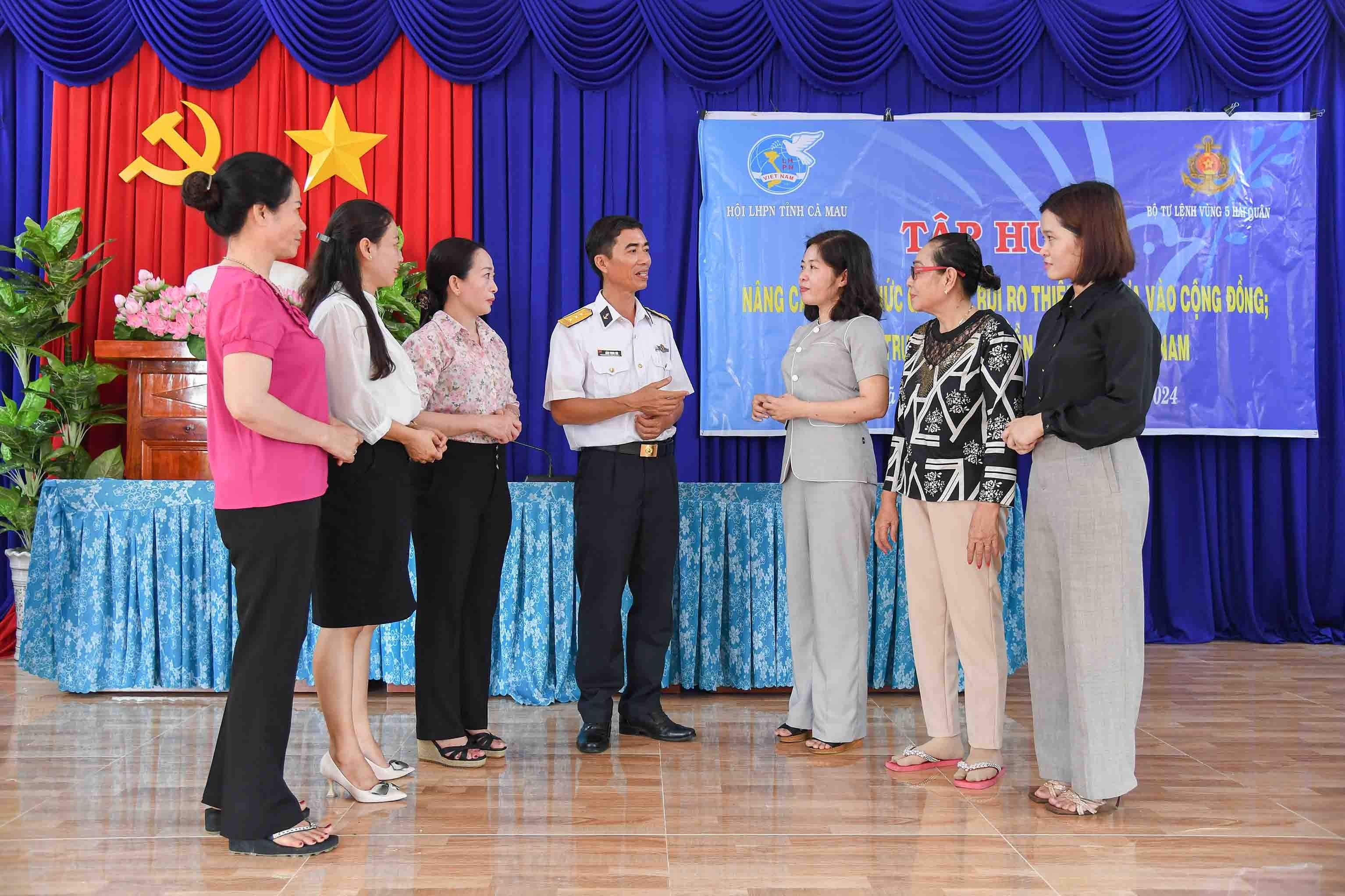 Báo cáo viên của Bộ Tư lệnh Vùng 5 trao đổi thông tin về tình hình biển, đảo với chị em phụ nữ. 