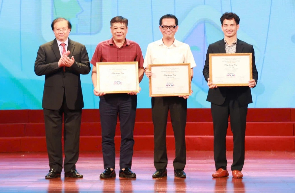 Thứ trưởng Bộ Văn hóa - Thể thao và Du lịch Tạ Quang Đông trao huy chương vàng cho các đơn vị có vở diễn đoạt giải - Ảnh: Cục NTBD