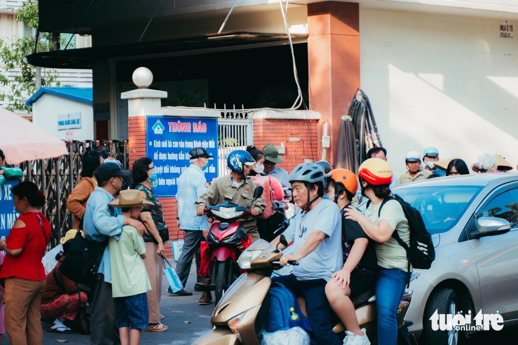 Cổng số 2 (đường Nguyễn Thông, quận 3) Bệnh viện mắt TP.HCM thường xuyên xảy ra tình trạng kẹt xe do xe taxi không có chỗ để đón bệnh nhân mà phải dừng đậu trước cổng bệnh viện - Ảnh: THANH HIỆP