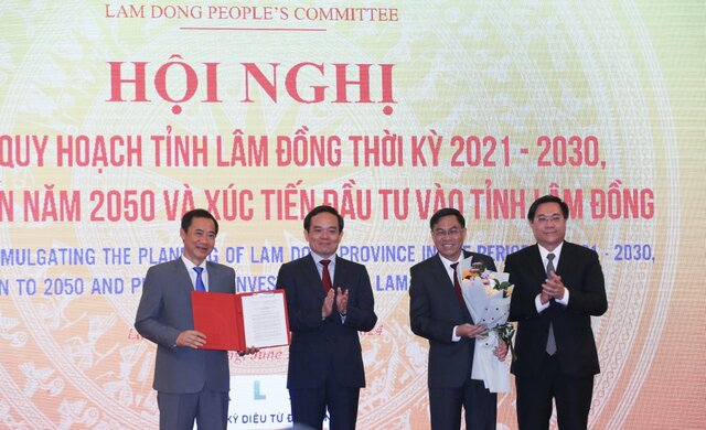 Phó Thủ tướng Chính phủ Trần Lưu Quang trao quyết định Quy hoạch cho lãnh đạo tỉnh Lâm Đồng. Ảnh: Mai Hương