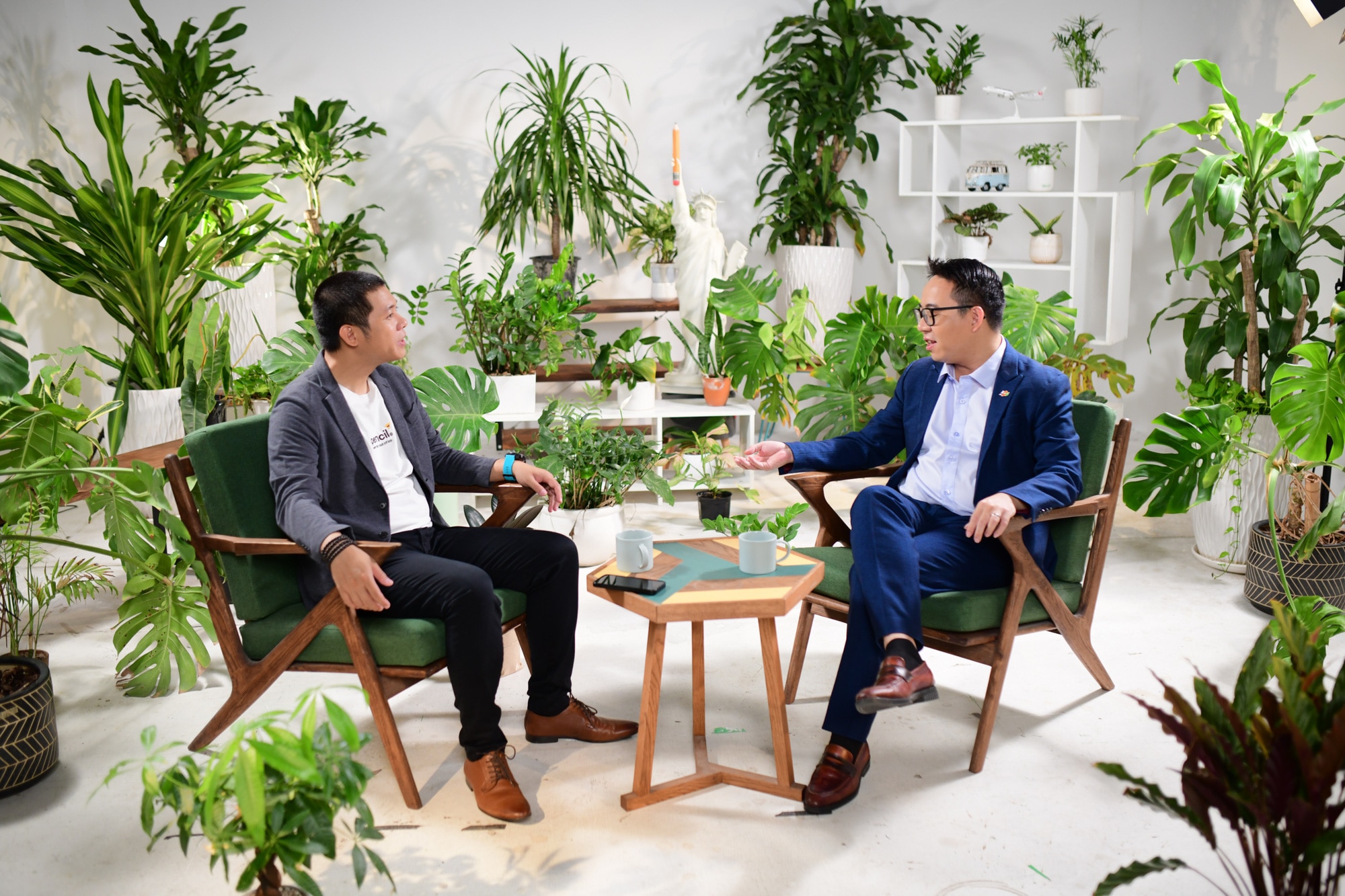 Với sự dẫn dắt cởi mở của host Nguyễn Tiến Huy, câu chuyện thích ứng với xu thế AI của doanh nghiệp đã được CMO FPT Võ Đặng Phát chia sẻ trong tập 8 của Đi cùng thương hiệu, mùa 2
