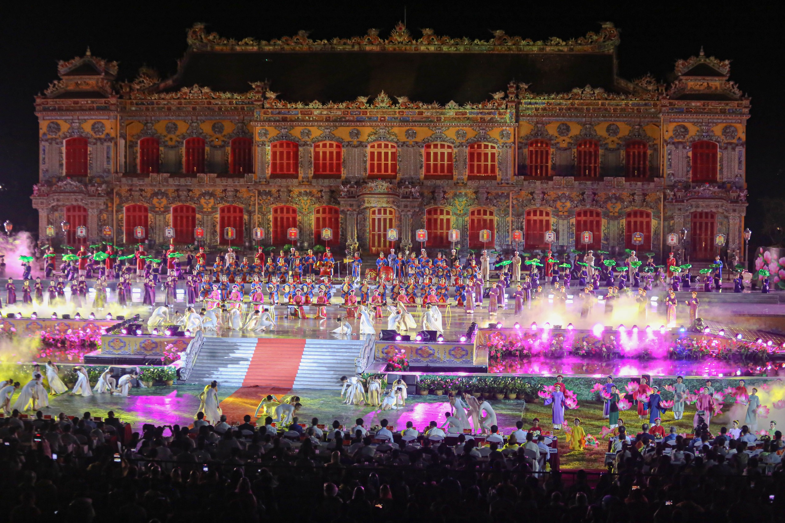 Điện Kiến Trung bừng sáng đêm khai mạc tuần lễ Festival nghệ thuật quốc tế Huế 2024- Ảnh 1.