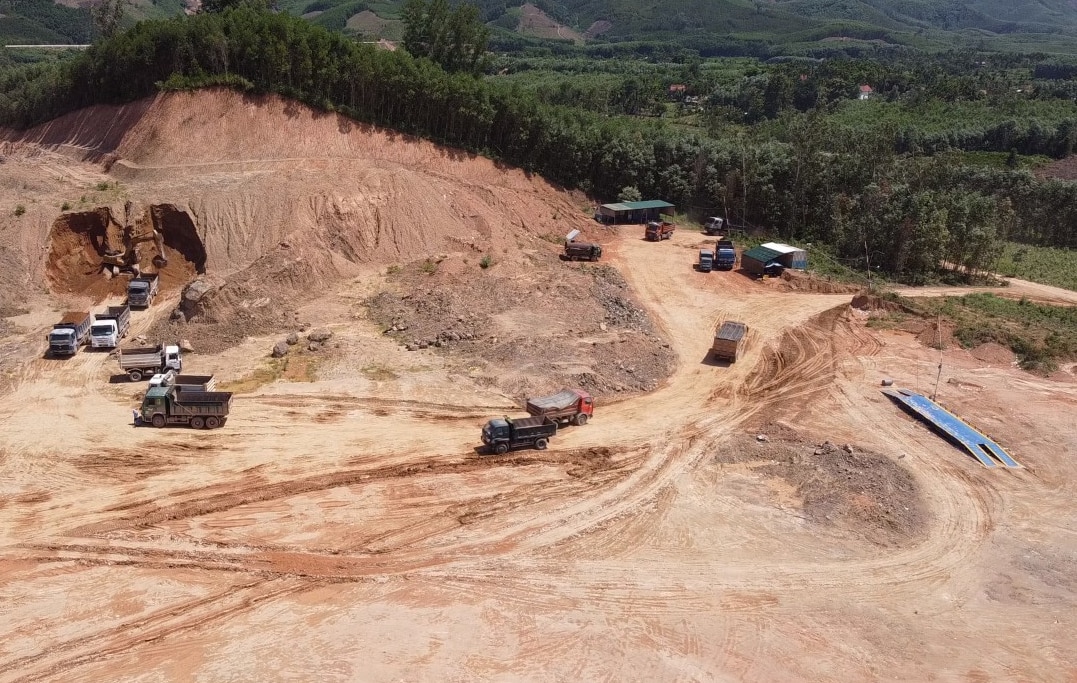 Đoàn xe chở đất phá đường ở Quảng Ngãi: Điều kỳ lạ trong mỏ đất- Ảnh 1.