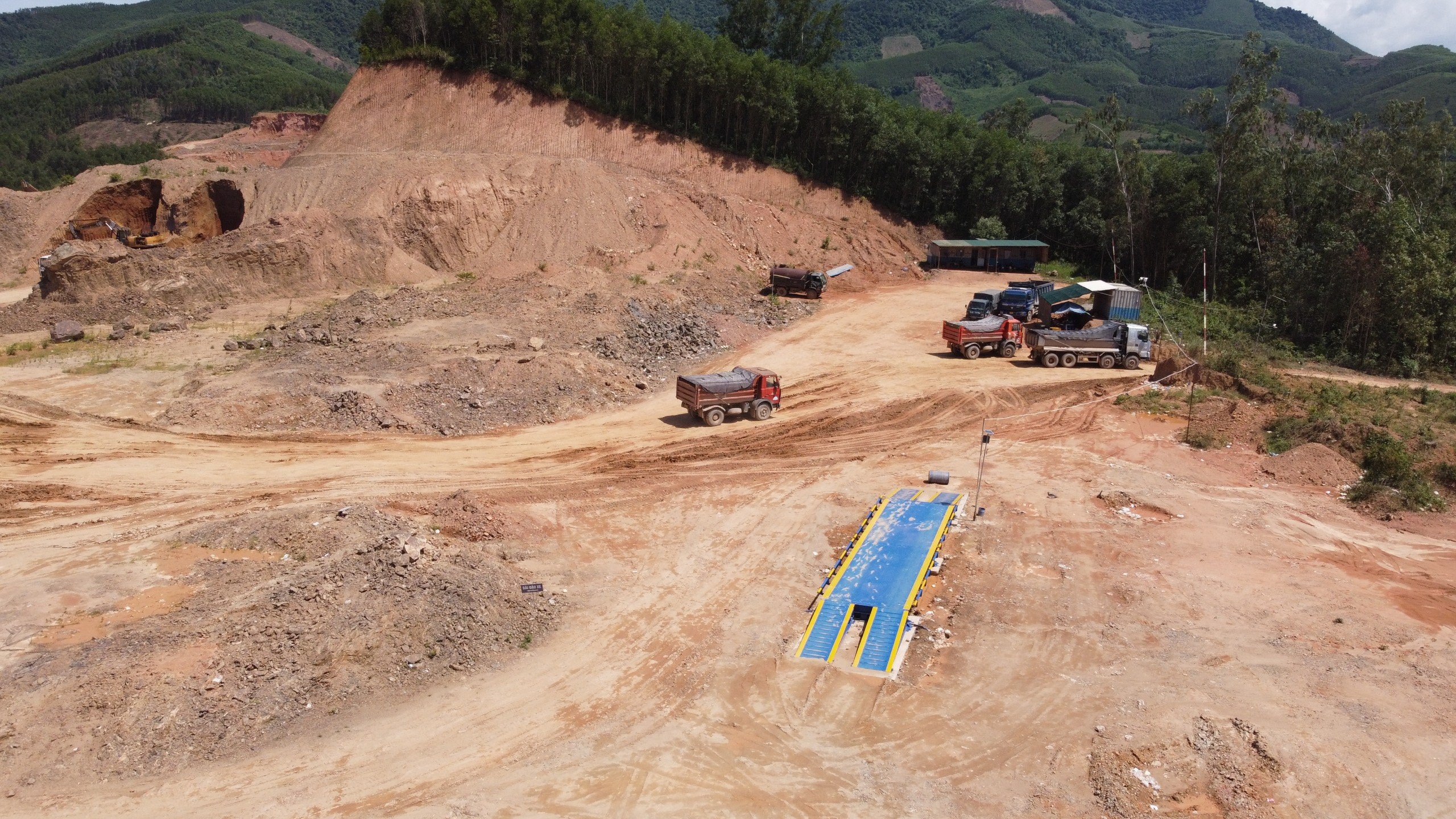 Đoàn xe chở đất phá đường ở Quảng Ngãi: Điều kỳ lạ trong mỏ đất- Ảnh 2.