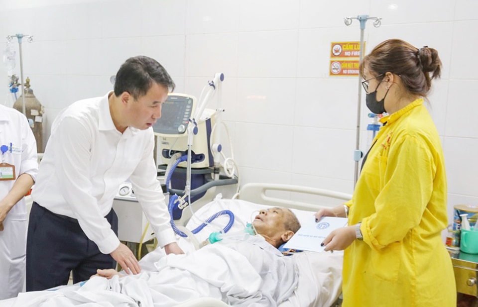 Tổng Giám đốc Nguyễn Thế Mạnh thăm hỏi, tặng quà bệnh nhân tại Bệnh viện Đại học Y dược.