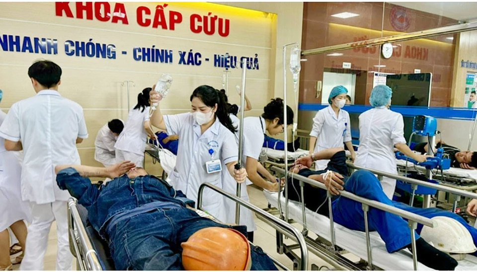 Các công nhân nghi ngộ độc thực phẩm được điều trị tại Bệnh viện Hữu nghị Việt-Tiệp. Ảnh: Minh Lý - Tiến Sinh