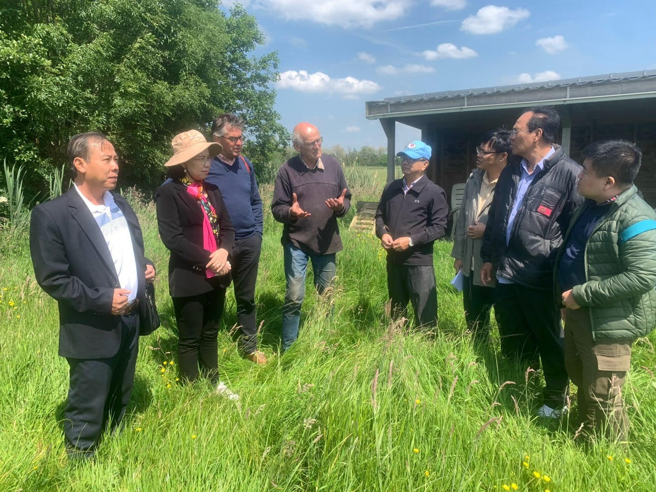 Đoàn công tác Trung ương Hội Nông dân Việt Nam thăm trang trại đa mục đích Hoeve Ackerdijk tại Hà Lan- Ảnh 1.