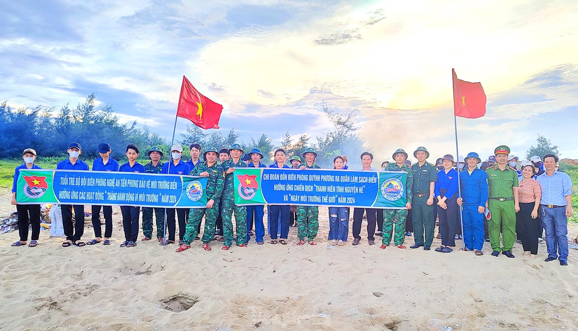 Đoàn viên thanh niên làm sạch bãi biển, hưởng ứng tháng hành động vì môi trường ảnh 1