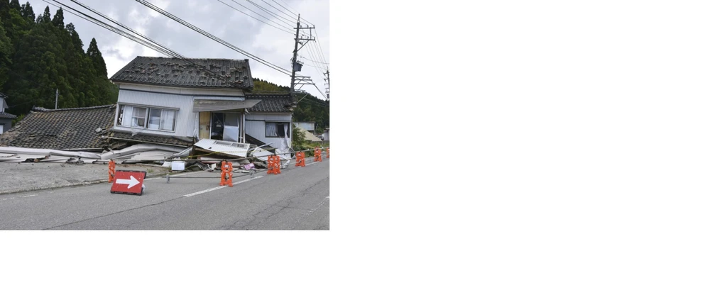 Một ngôi nhà đổ tại tỉnh Ishikawa do trận động đất ngày 3-6. Ảnh: KYODO