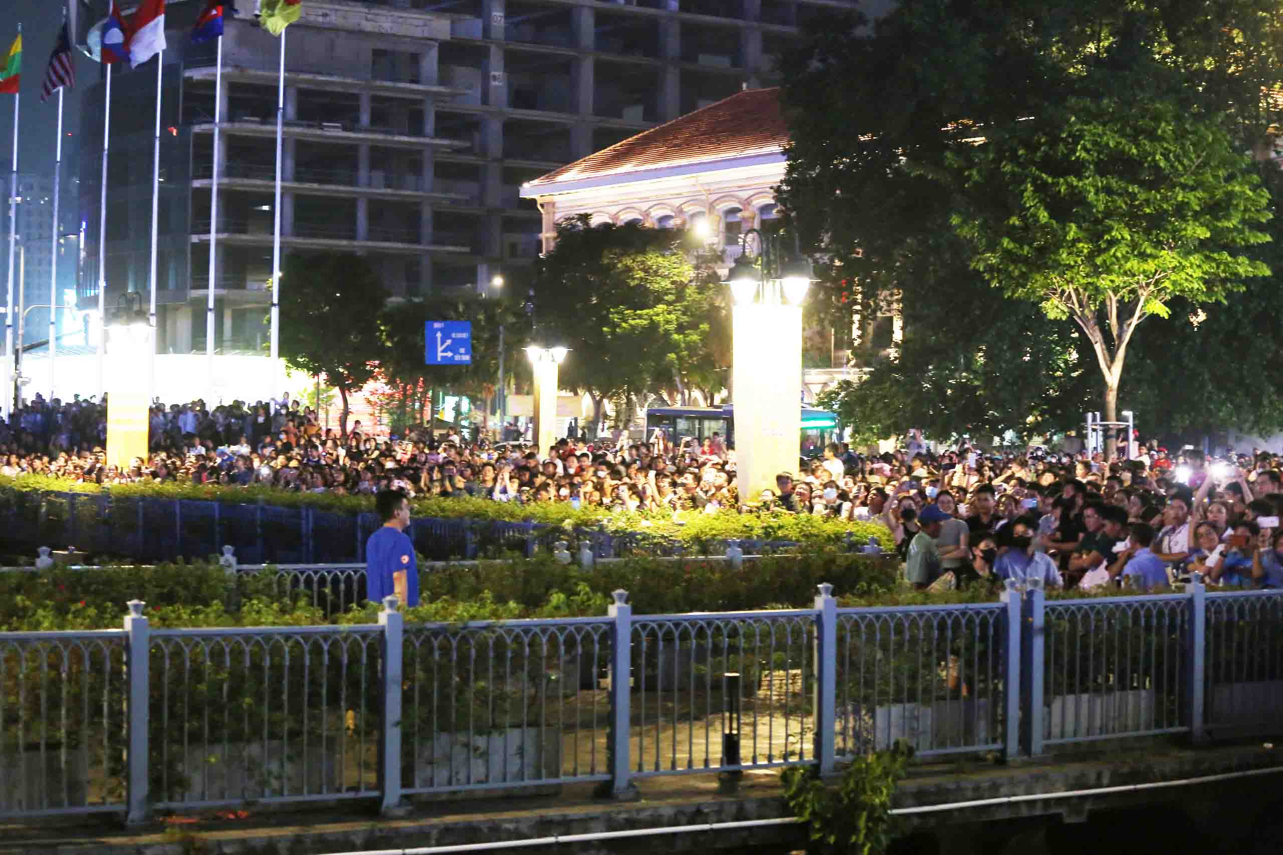 Dòng sông Sài Gòn huyền ảo trong đêm bế mạc Lễ hội Sông nước TP.HCM- Ảnh 1.