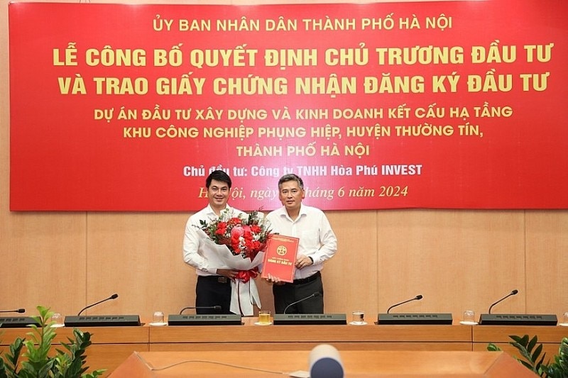 Lãnh đạo Ban Quản lý các Khu công nghiệp và chế xuất Hà Nội trao quyết định và chứng nhận đăng ký đầu tư cho Công ty TNHH Hòa Phú Invest. 