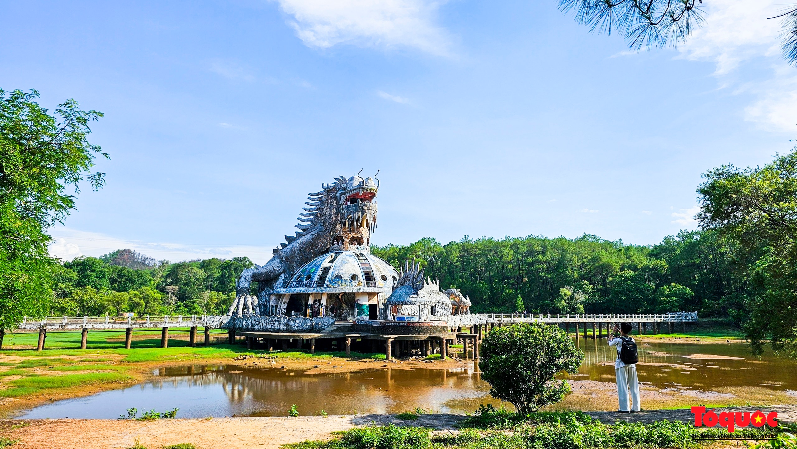Du khách mong muốn giữ lại kiến trúc rồng khổng lồ tại TP Huế để phục vụ du lịch - Ảnh 1.