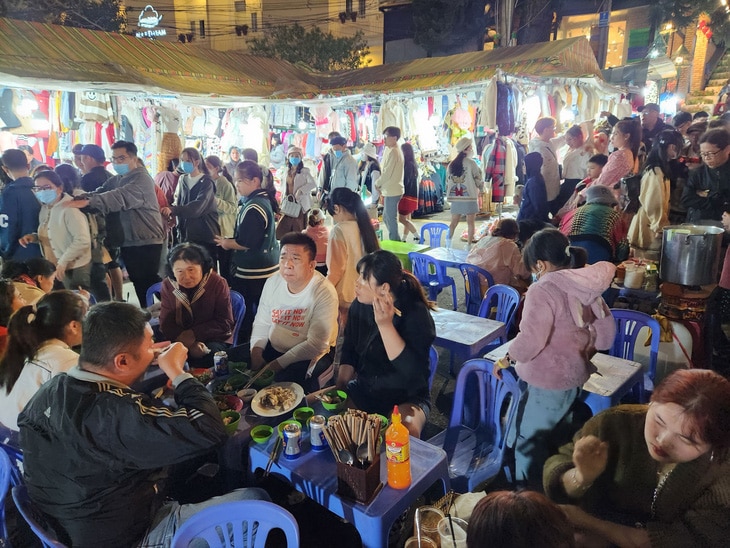 Chợ đêm Đà Lạt (cách phố đi bộ Trần Quốc Toản sắp mở chỉ 150m) với hàng trăm gian hàng ăn uống - Ảnh: M.V.