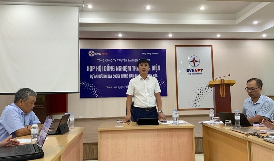 Phó Tổng Giám đốc EVNNPT, Chủ tịch Hội đồng nghiệm thu cấp Tổng Công ty - Lưu Việt Tiến phát biểu tại cuộc họp. Ảnh: EVNNPT